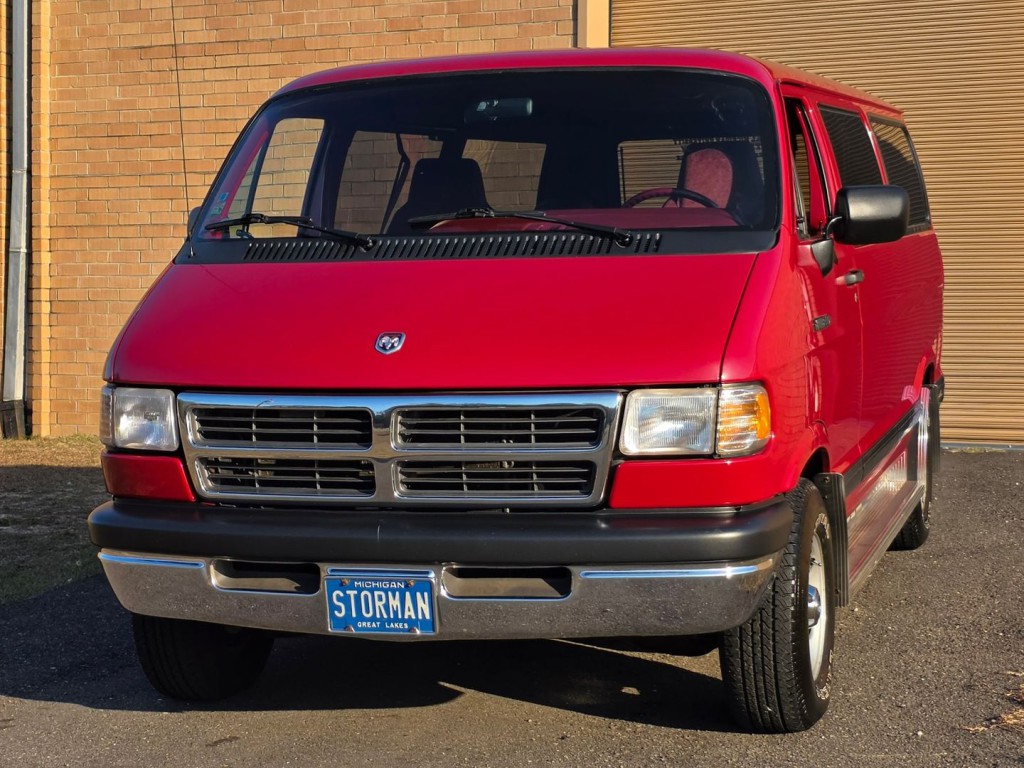 1994 Dodge Ram Van Image 2