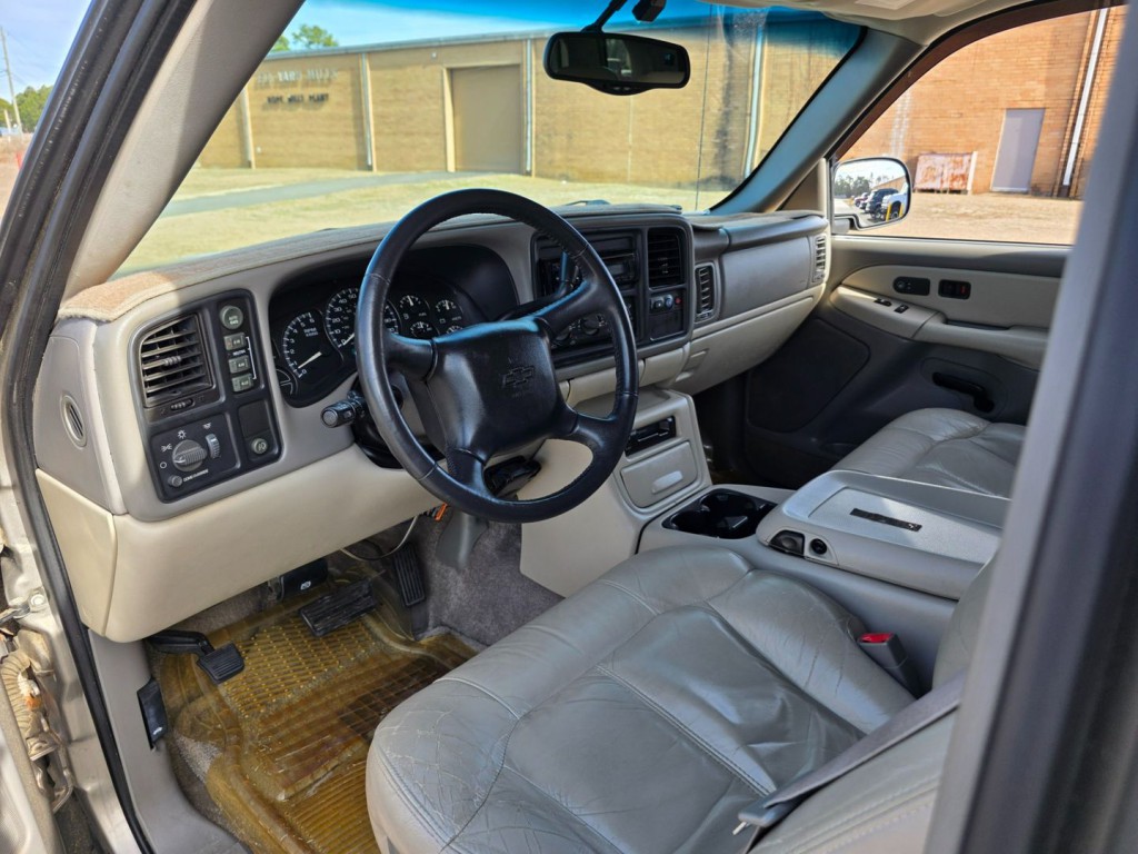 2002 Chevrolet Tahoe Image 16