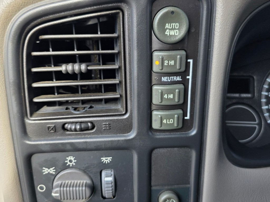 2002 Chevrolet Tahoe Image 20