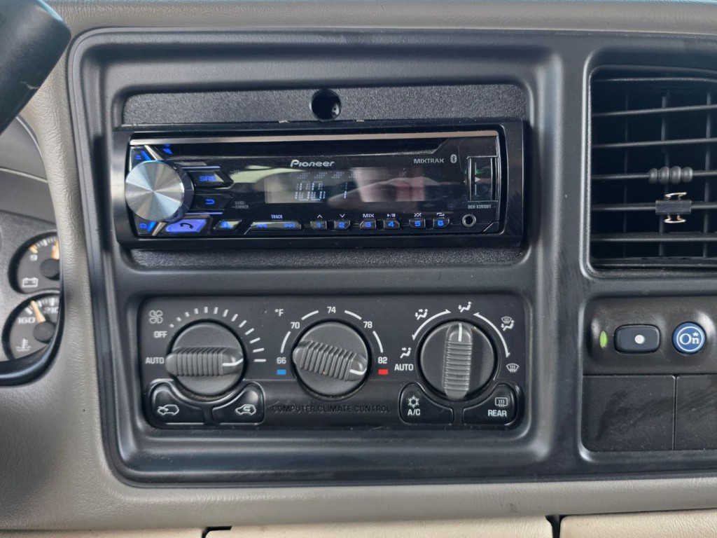 2002 Chevrolet Tahoe Image 21