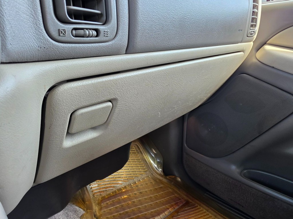 2002 Chevrolet Tahoe Image 23