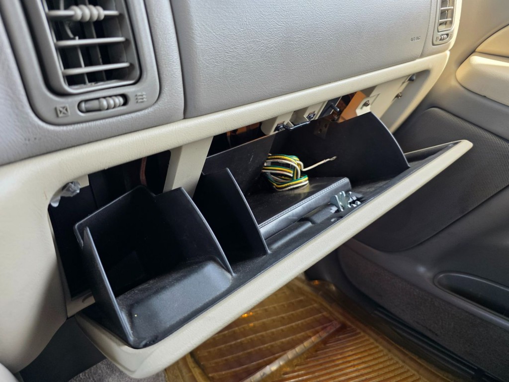 2002 Chevrolet Tahoe Image 24