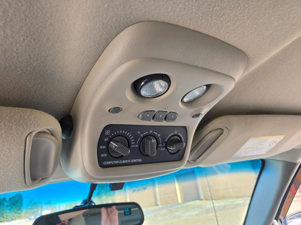 2002 Chevrolet Tahoe Image 28