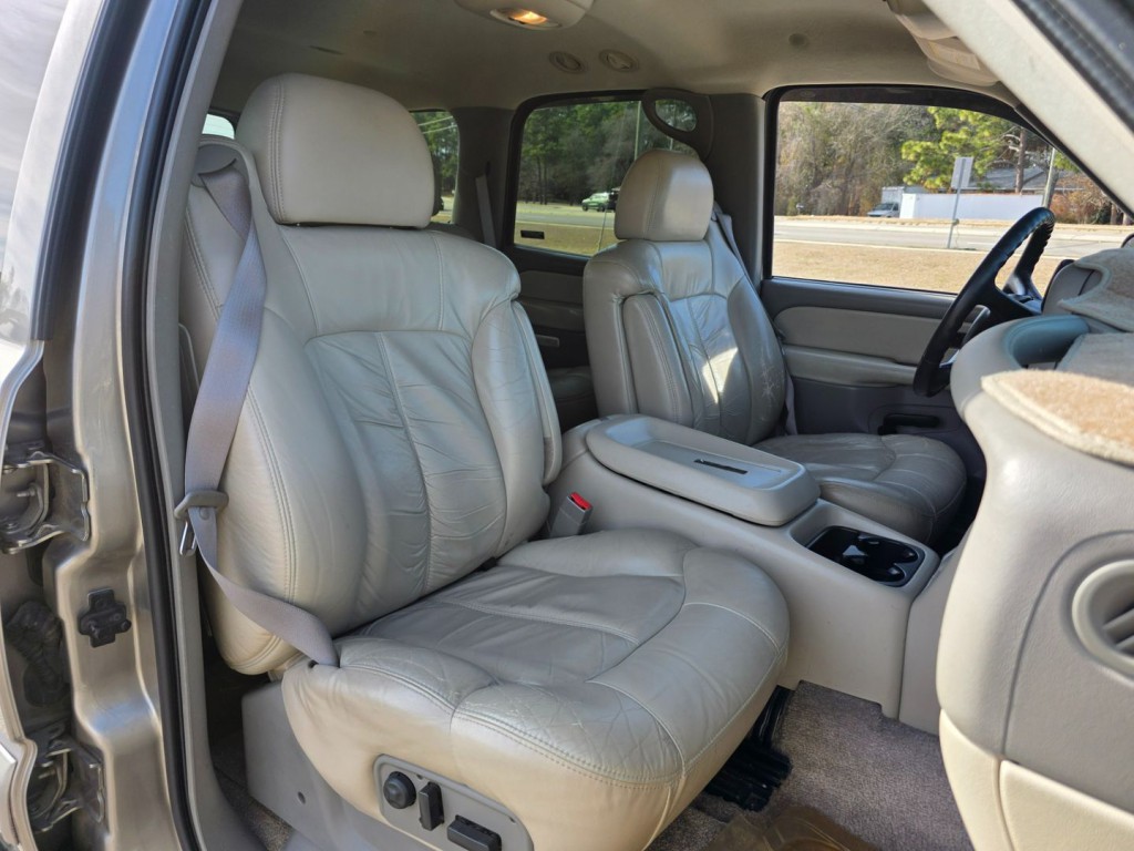 2002 Chevrolet Tahoe Image 32