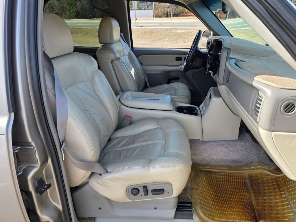 2002 Chevrolet Tahoe Image 33