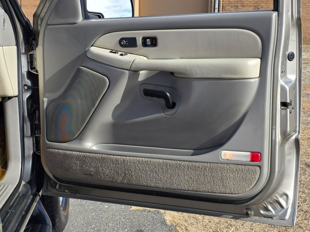 2002 Chevrolet Tahoe Image 41