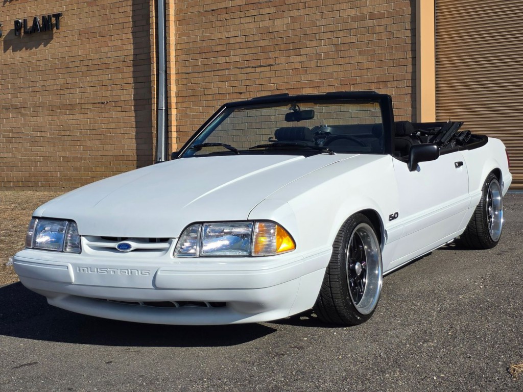 1990 Ford Mustang Image 2