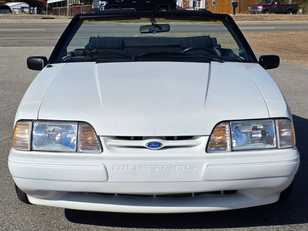 1990 Ford Mustang Image 4