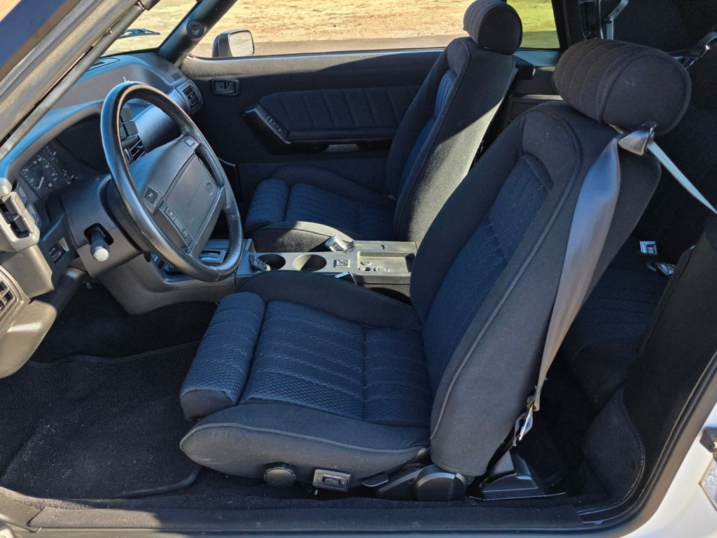 1990 Ford Mustang Image 16