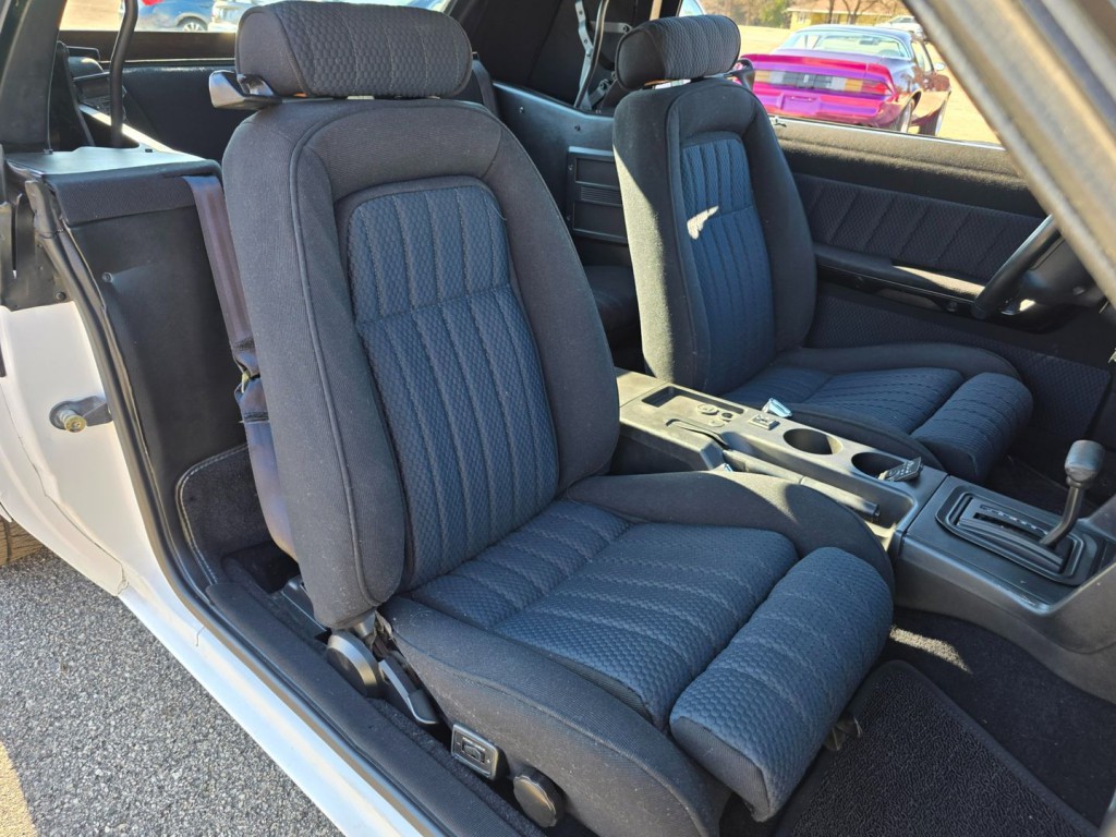 1990 Ford Mustang Image 30