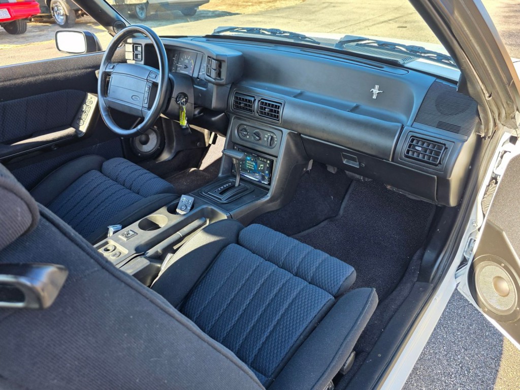 1990 Ford Mustang Image 32