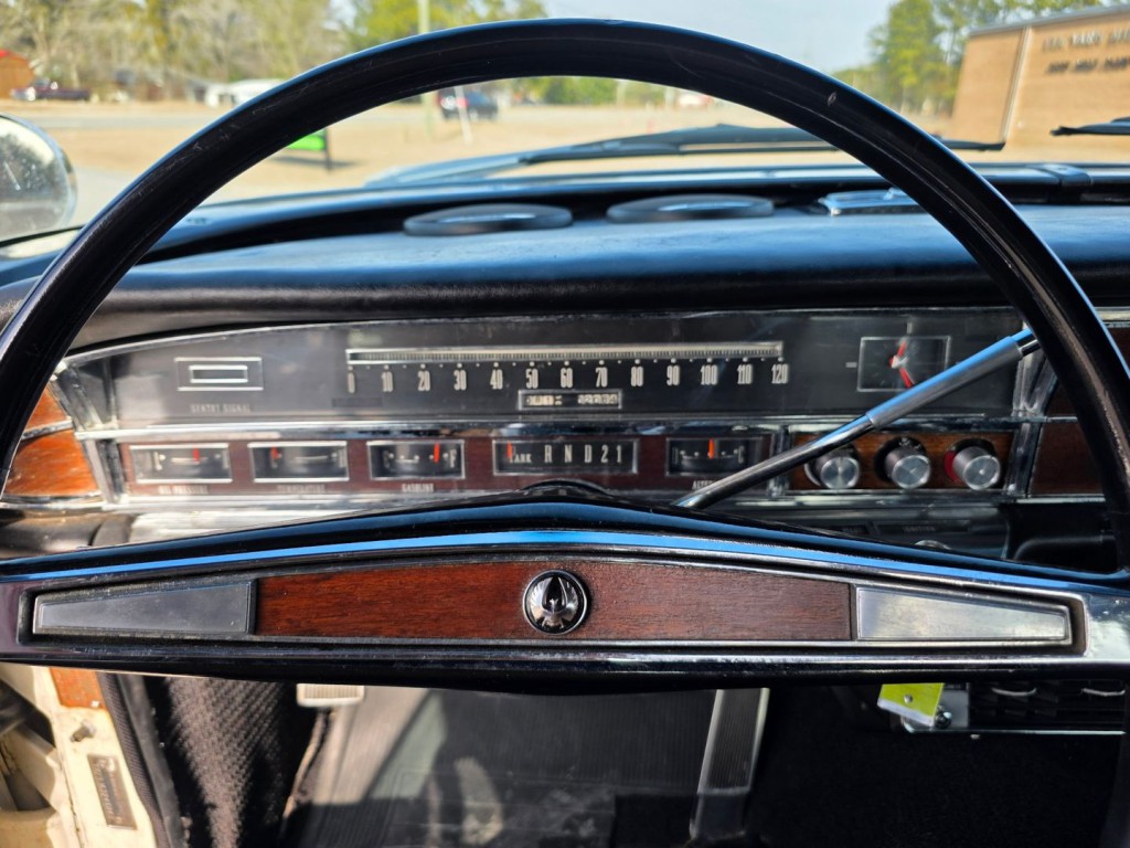 1966 Chrysler Imperial Image 17