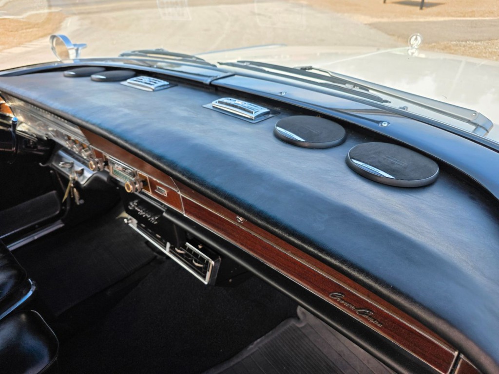 1966 Chrysler Imperial Image 32