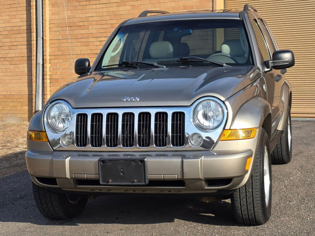 2005 Jeep Liberty Image 2
