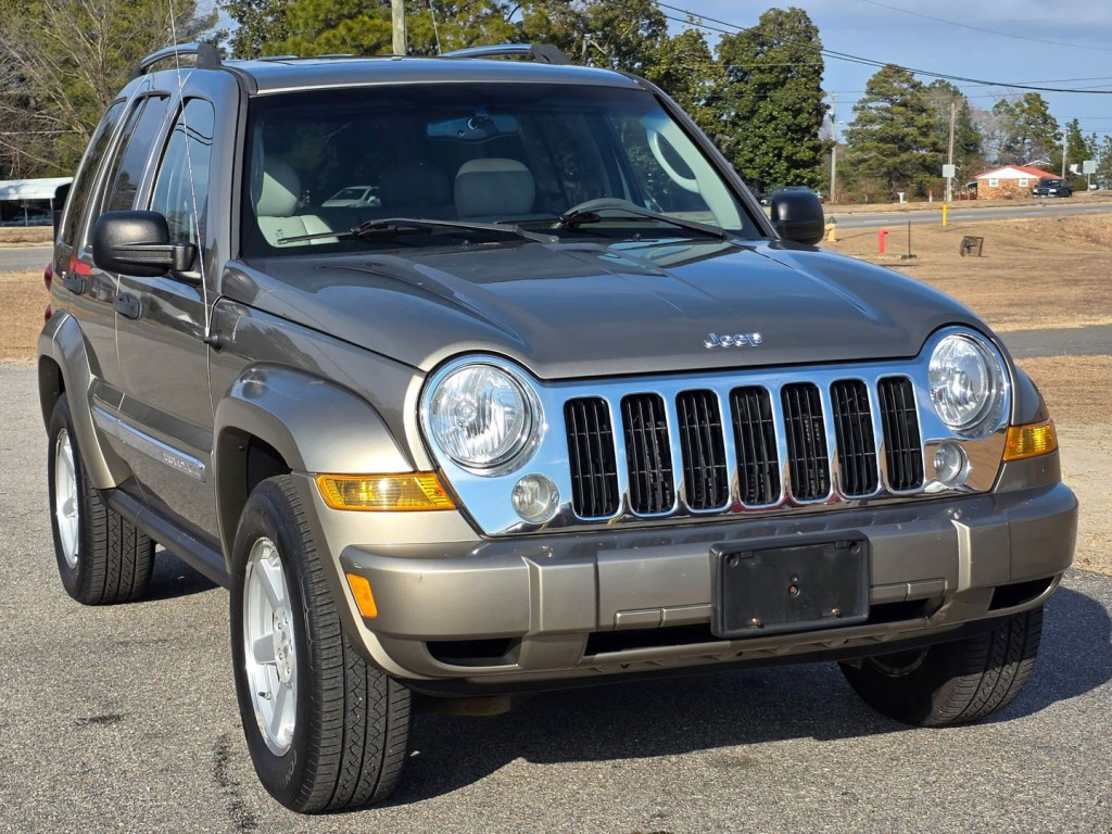2005 Jeep Liberty Image 4