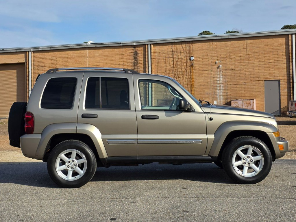 2005 Jeep Liberty Image 6