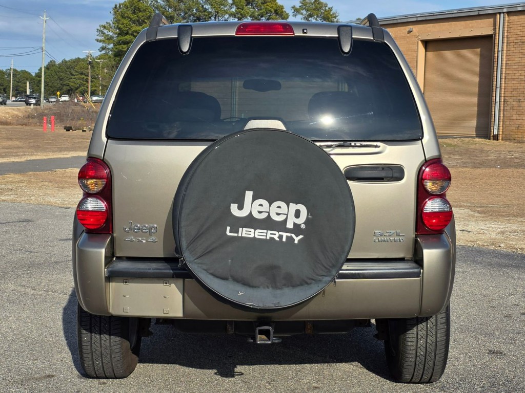 2005 Jeep Liberty Image 9