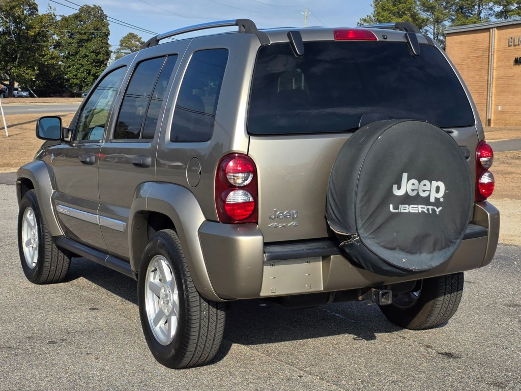2005 Jeep Liberty Image 10