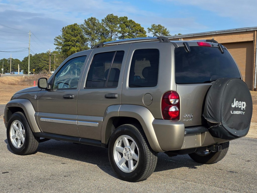 2005 Jeep Liberty Image 11