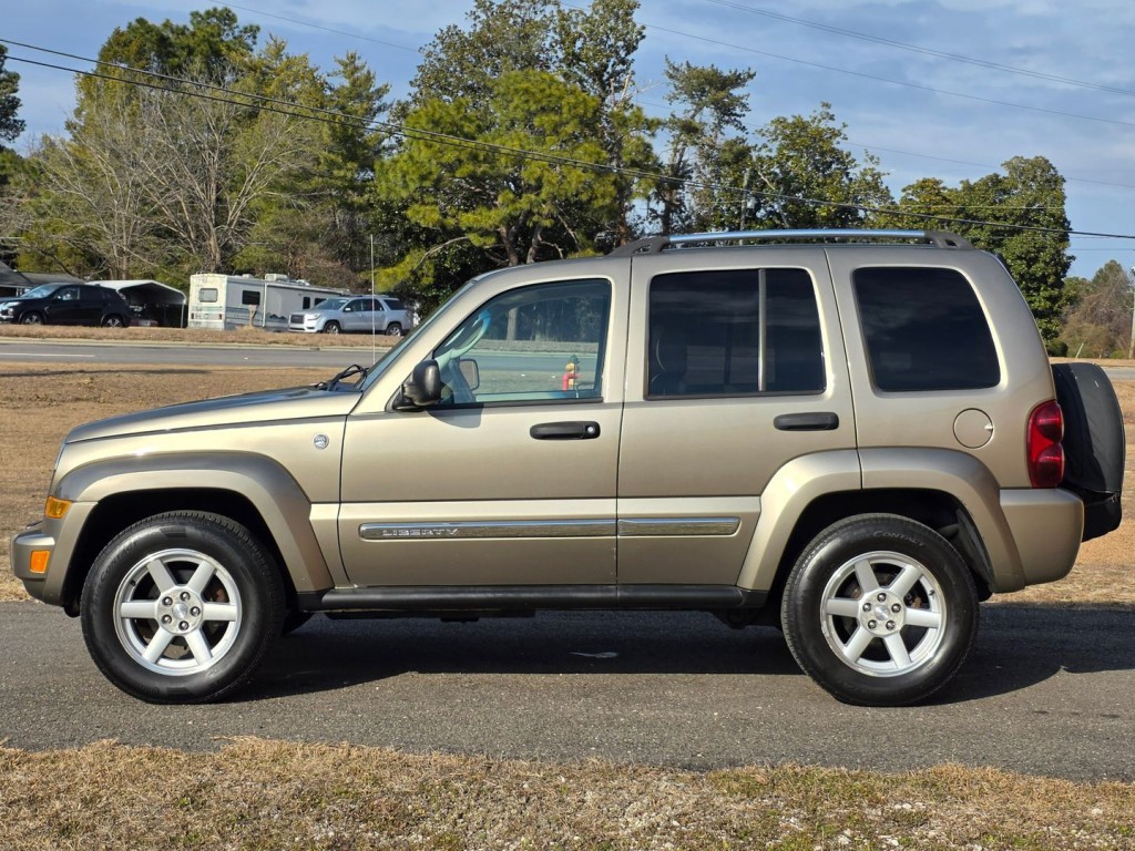 2005 Jeep Liberty Image 12