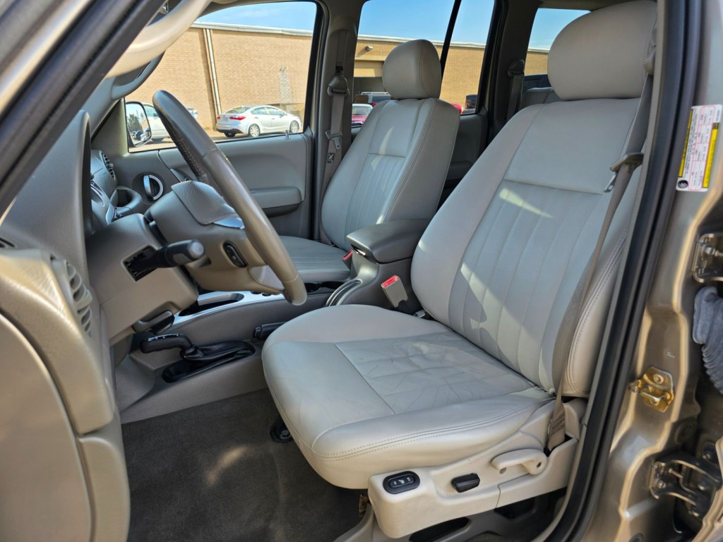 2005 Jeep Liberty Image 14