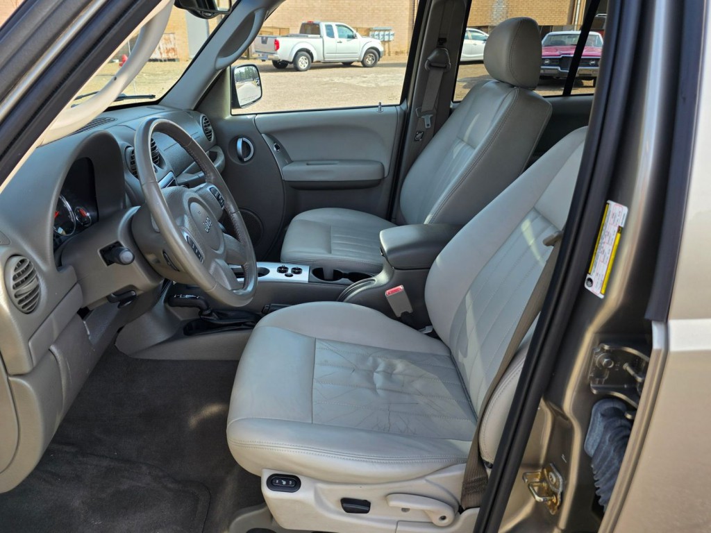 2005 Jeep Liberty Image 15