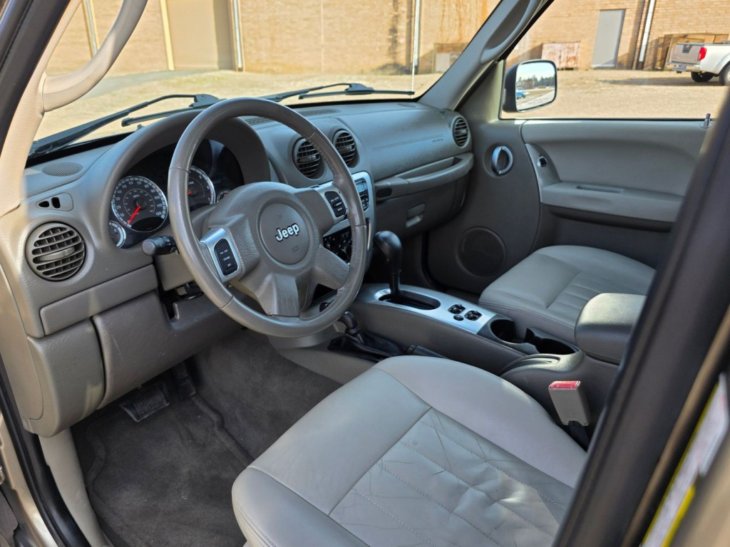 2005 Jeep Liberty Image 16