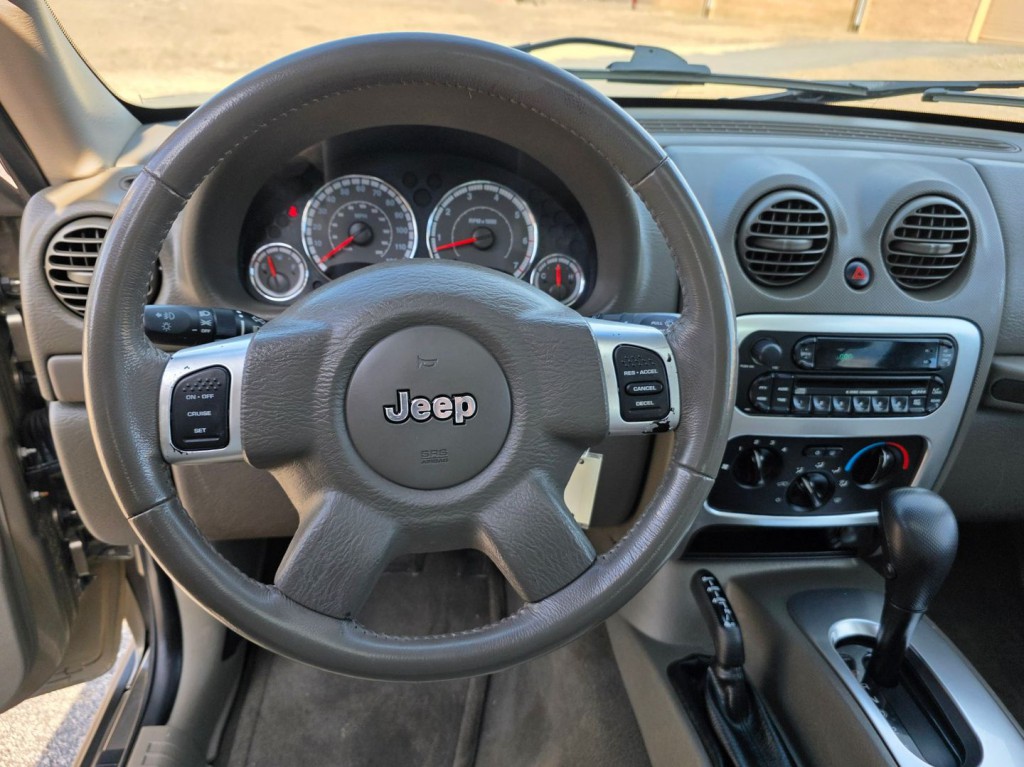 2005 Jeep Liberty Image 17