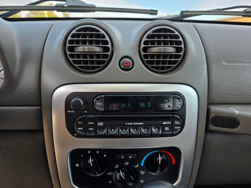2005 Jeep Liberty Image 20
