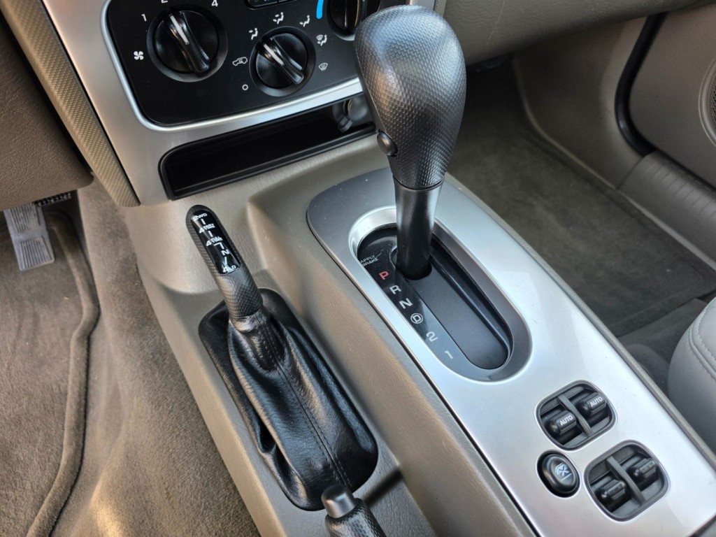 2005 Jeep Liberty Image 21