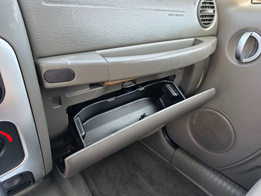 2005 Jeep Liberty Image 23