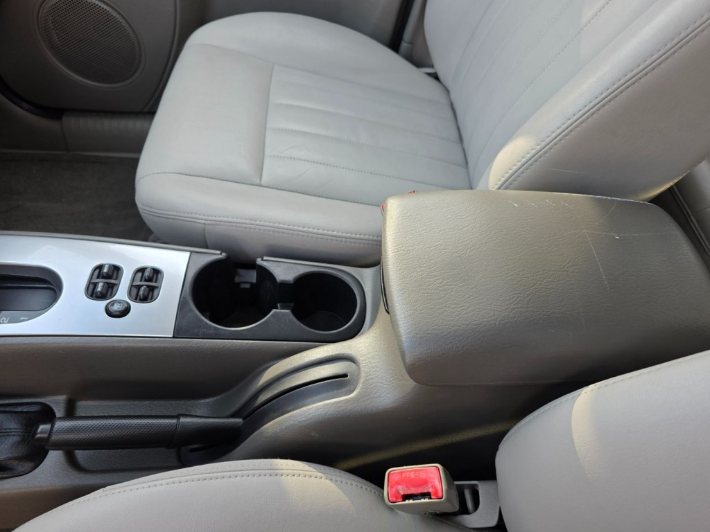 2005 Jeep Liberty Image 24