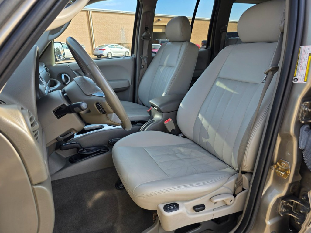 2005 Jeep Liberty Image 26