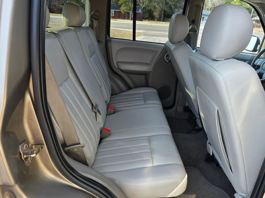 2005 Jeep Liberty Image 28