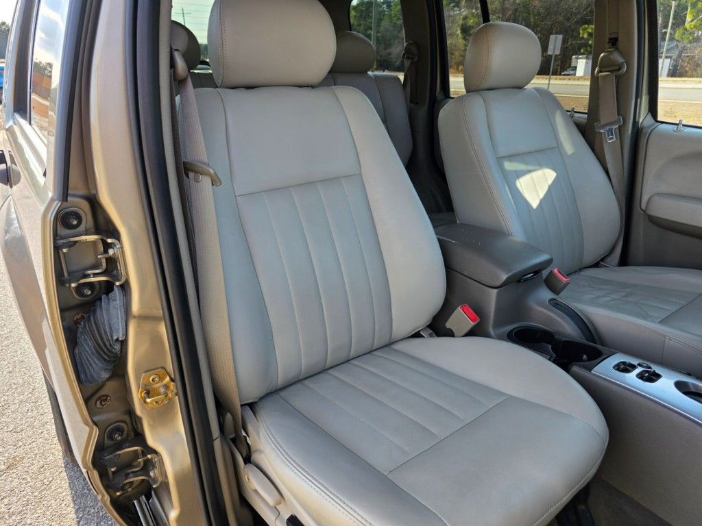 2005 Jeep Liberty Image 29