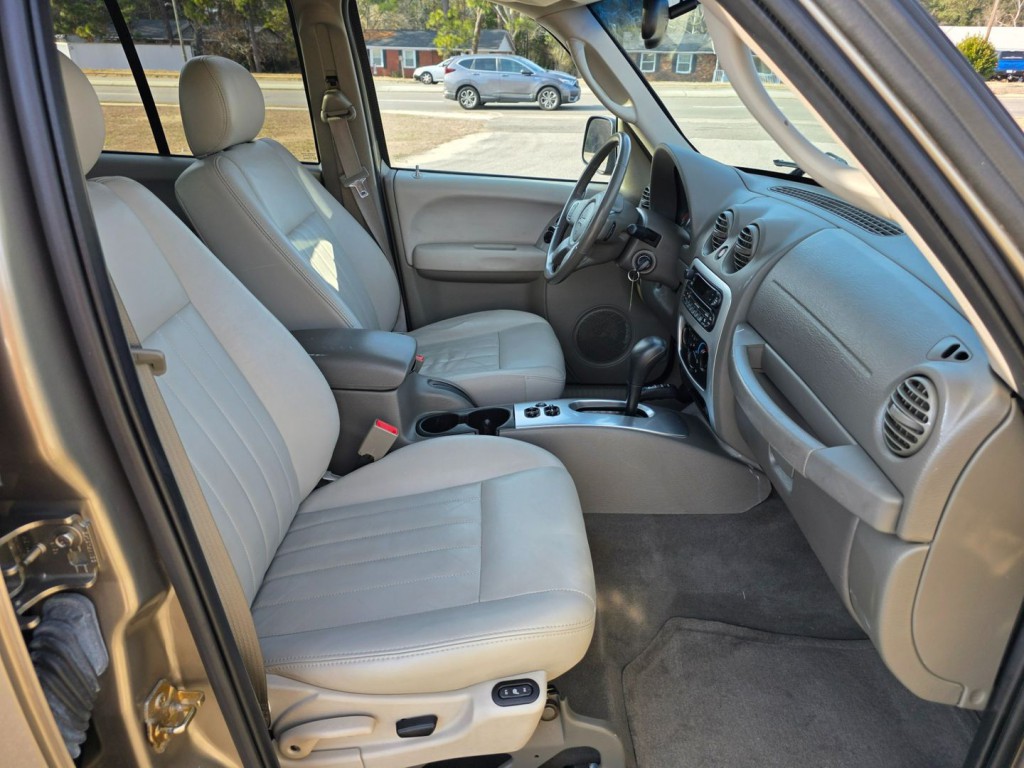 2005 Jeep Liberty Image 30