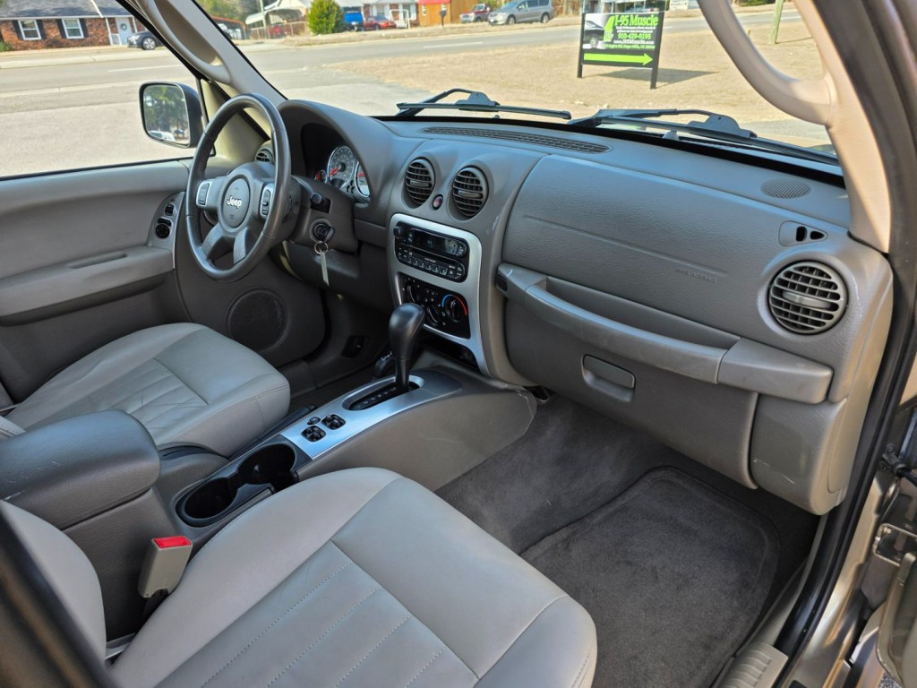 2005 Jeep Liberty Image 31