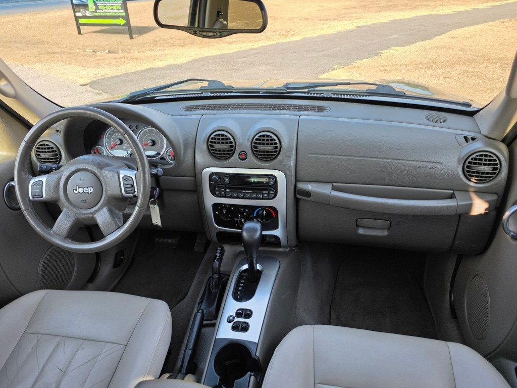 2005 Jeep Liberty Image 32
