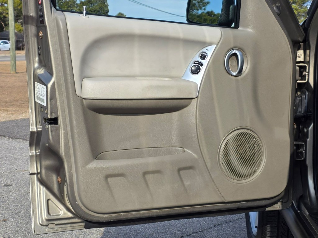 2005 Jeep Liberty Image 36