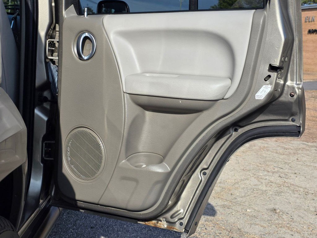 2005 Jeep Liberty Image 39