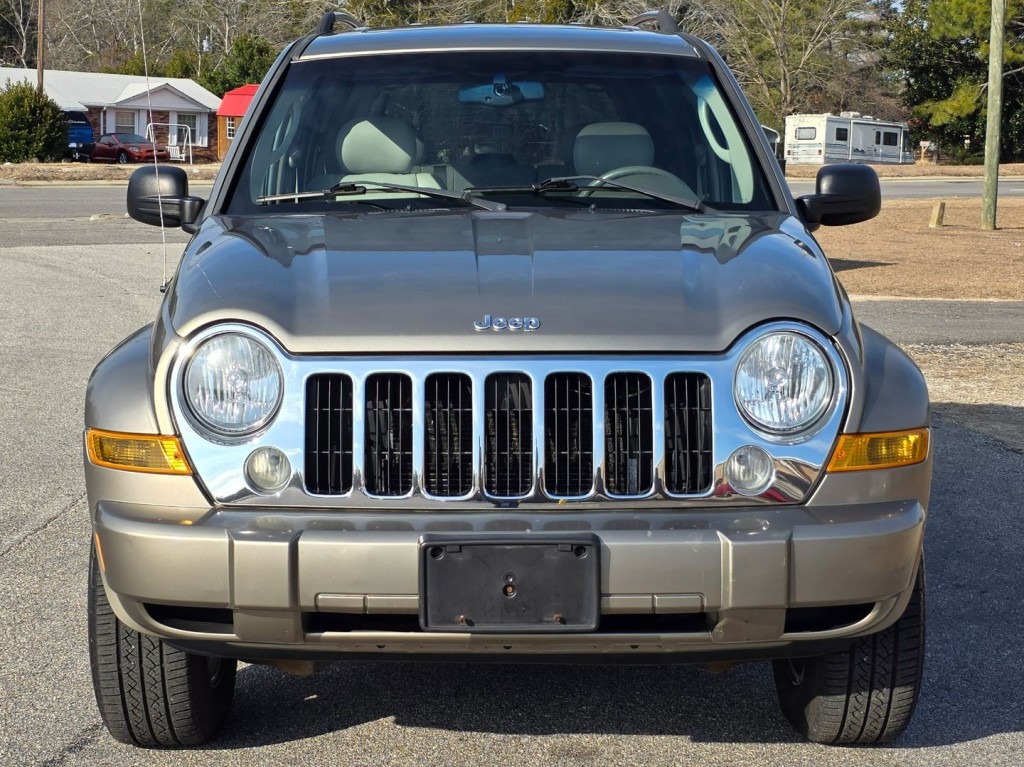 2005 Jeep Liberty Image 40