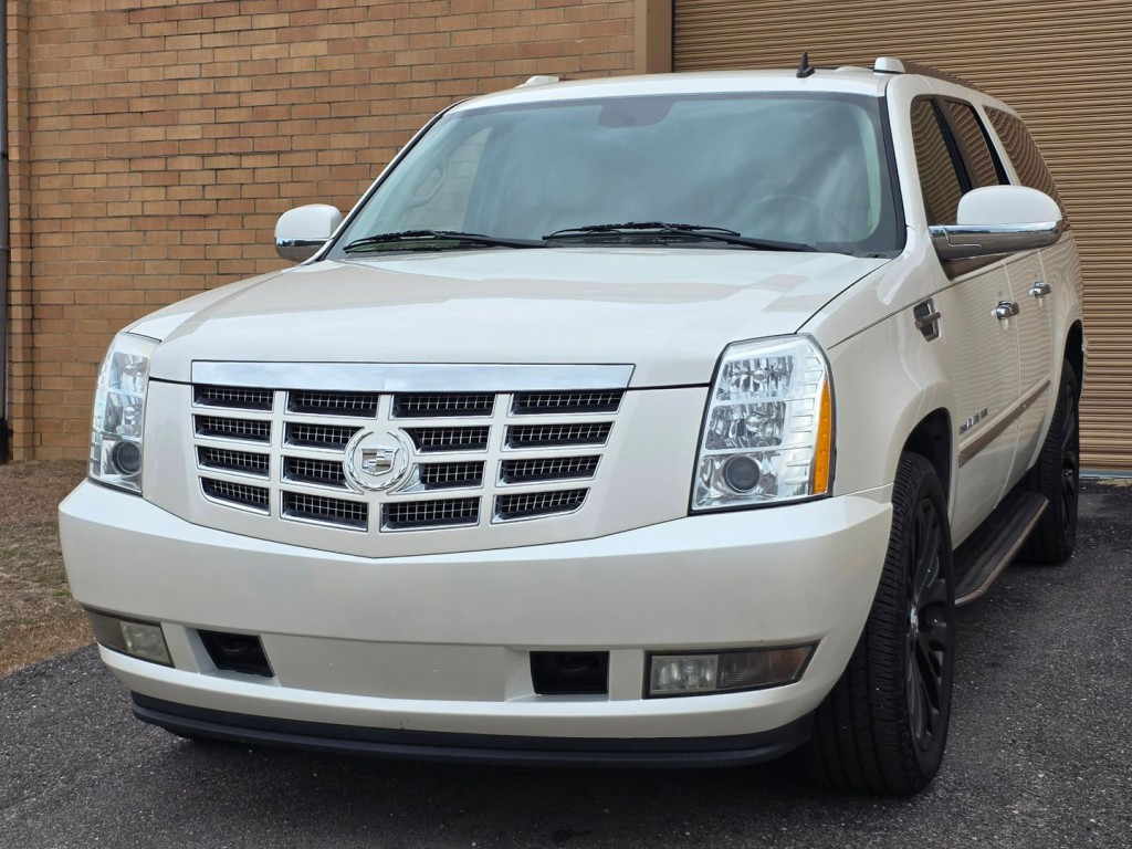 2011 Cadillac Escalade Image 2