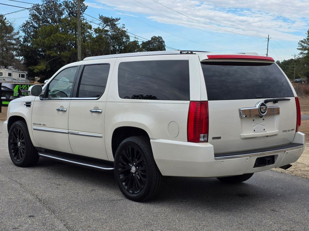2011 Cadillac Escalade Image 11