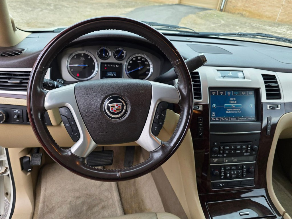 2011 Cadillac Escalade Image 17
