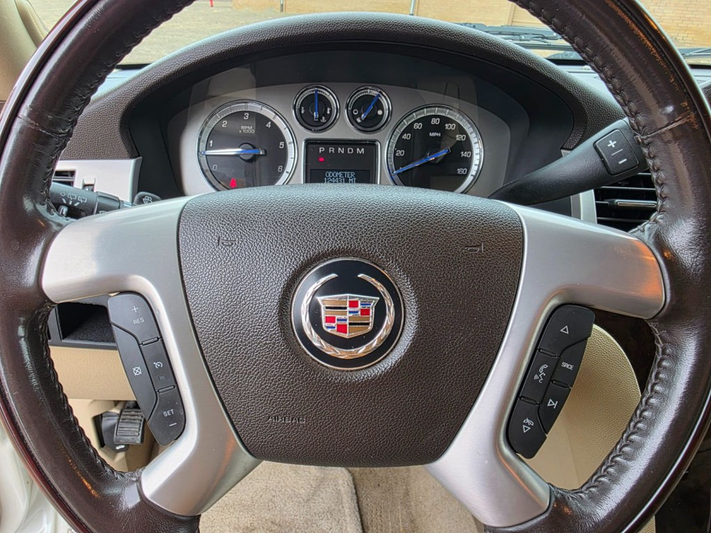 2011 Cadillac Escalade Image 18