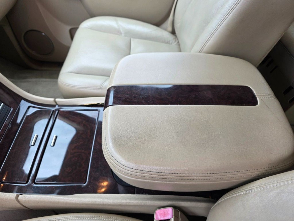 2011 Cadillac Escalade Image 28