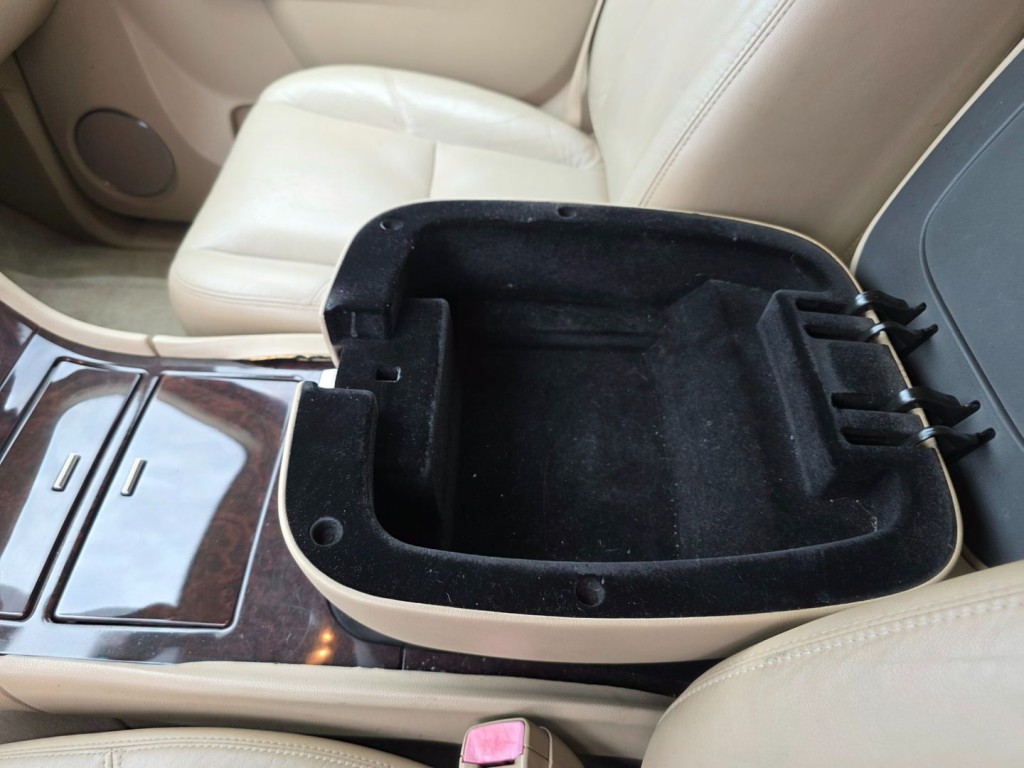 2011 Cadillac Escalade Image 29