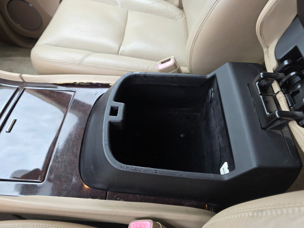 2011 Cadillac Escalade Image 30