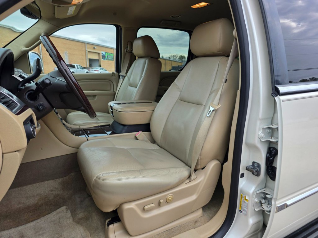 2011 Cadillac Escalade Image 31