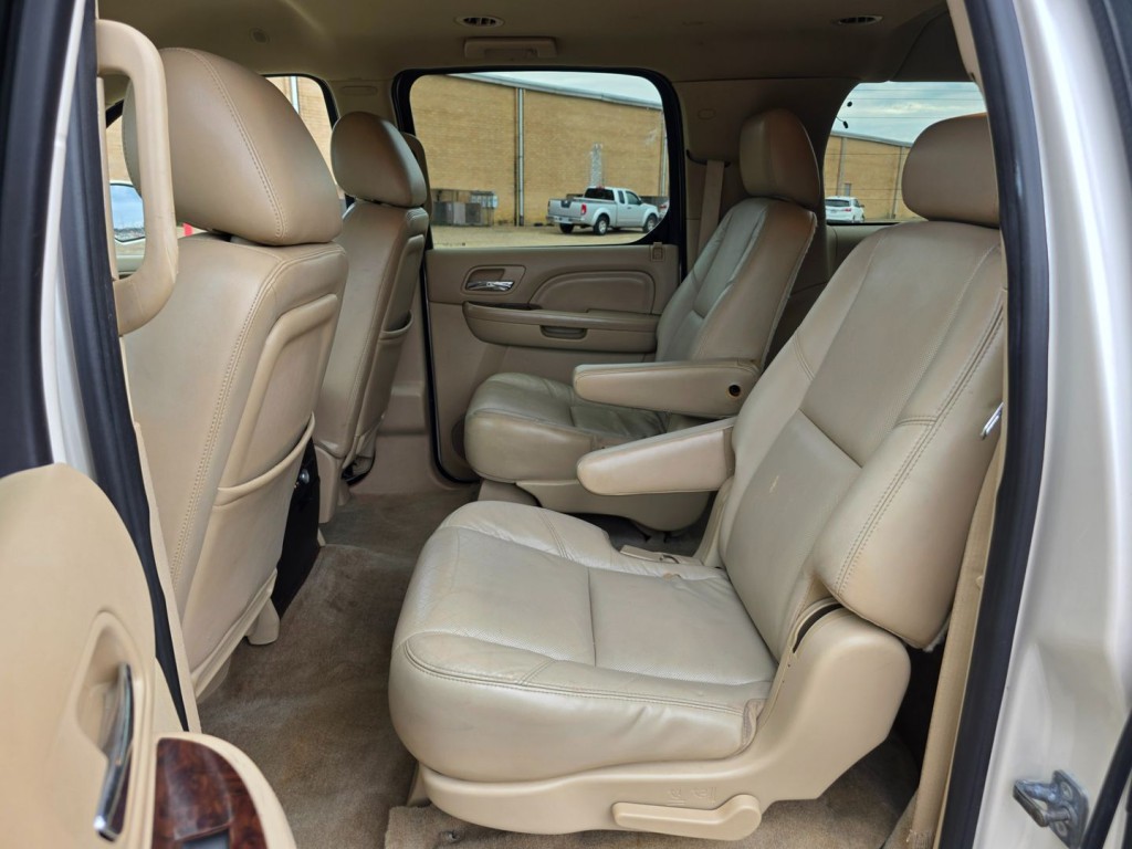 2011 Cadillac Escalade Image 32